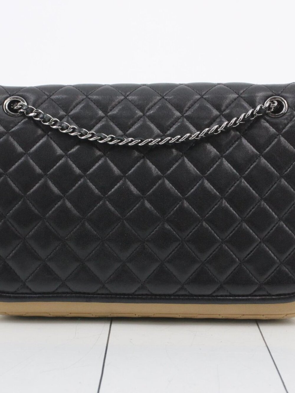 Chanel Bag 18-Series (sticker is unstuck but comes with) - Picture 2 of 15